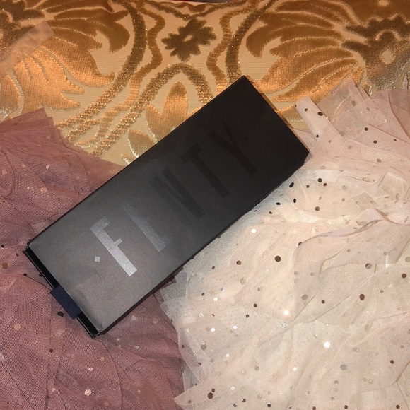 π
ππ
β’ π·π FENTY ππ·β’ β¦ Neckline Vibes - Picture 2 of 8